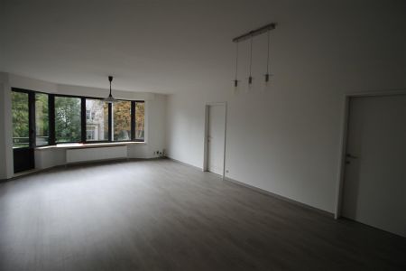 Een gerenoveerd instapklaar appartement op de eerste verdieping links van de linker ingang - met balkon, terras en garage. - Foto 3