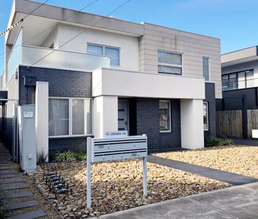 2/10 Lorensen Avenue, Coburg North VIC 3058 - Photo 2