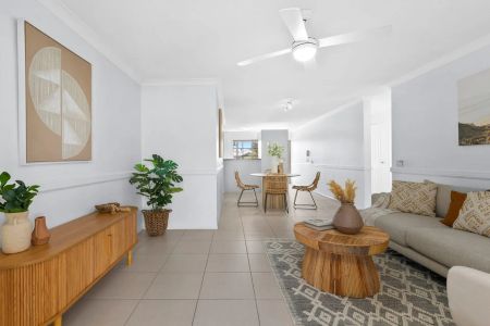 Spacious 2-Bedroom Apartment in Prime Location, Small Boutique Complex - Photo 2
