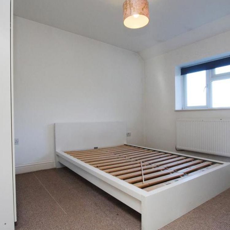 Well presented two bed apartment in a quaint cul de sac with courtyard and parking. Offered unfurnished and available now! - Photo 1
