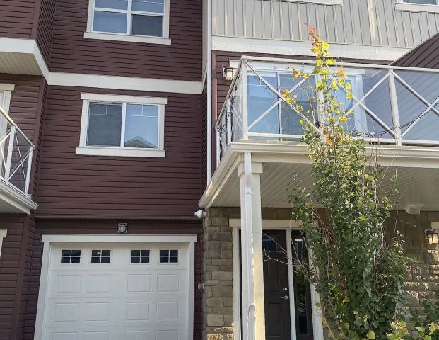 Beautiful 2 Bed + 2.5 Bath Townhouse-Arrive: Skyview — 2 Bedrooms Townhouse - Photo 1