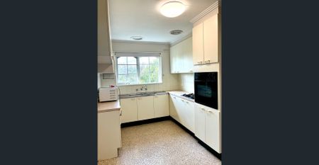 Conveniently located spacious two bedroom apartment with flexible third room - Photo 3
