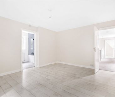 A four bedroom detached family home in a cul-de-sac location. - Photo 5
