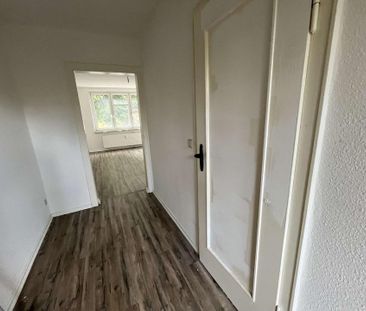 Helle Erdgeschosswohnung mit Dusche, Küche & Garderobenplatz - Foto 1