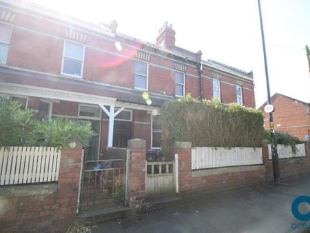 Ocean present this room in a shared house, offered furnished with access to a large garden. Virtual Viewings are available. - Photo 2