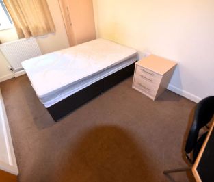 5 bedroom Flat in Flat 2, 49a Kirkstall Lane - Photo 3