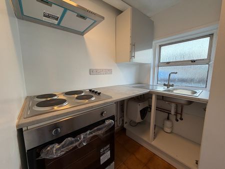 Studio Flat, Denzil Avenue, SO14 - Photo 3