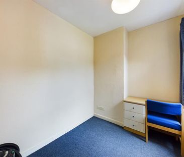 3 bedroom Flat To Let - Photo 5