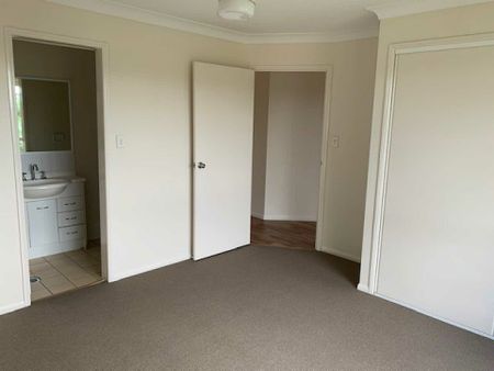 Well-Presented Home in Convenient Waterford Location - Photo 5