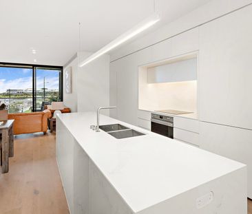 Luxury Marina Living - Stunning Views, Sophisticated Design - Photo 5