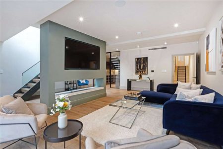An exceptional, newly refurbished six bedroom house with off-street parking COI Cand studio annexe. - Photo 2