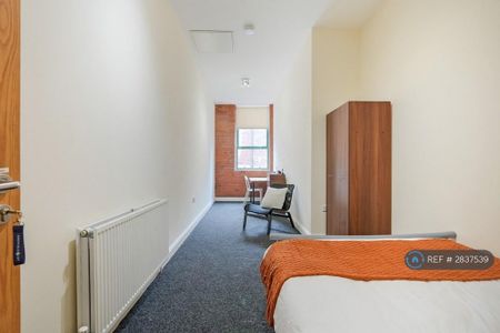 4 bedroom flat to rent - Photo 4