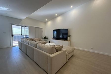 IMMACULATE TOWNHOUSE - Photo 2