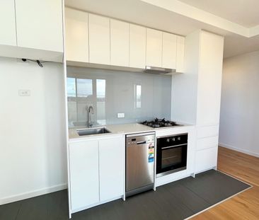 STUNNING TWO BEDROOM APARTMENT IN GREAT LOCATION - Photo 6
