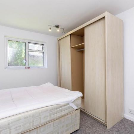 3 Bedroom, 1 bath, 1 reception Flat - Photo 3