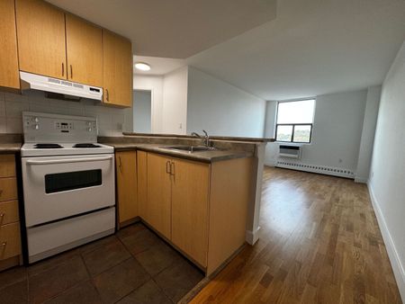 798 Richmond Street West - Photo 2