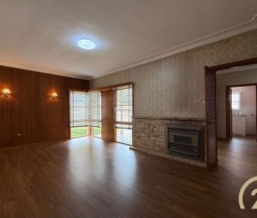 5 Bedroom Family Home in a Prime Location! - Photo 2