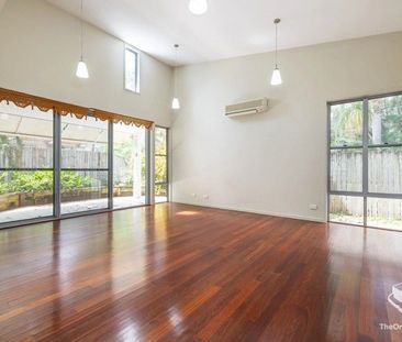 Modern 3-Bedroom Townhouse in Prime Indooroopilly Location - Photo 6