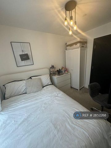 1 bedroom in a flat share to rent - Photo 4