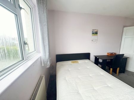 3 Bed End Terrace, Weymouth Road, BS3 - Photo 2