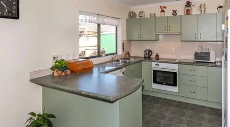 Charming 3BR Home with Garden in Papakura - Photo 3