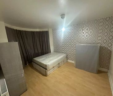 6 Bedroom 2 Bathroom Apartment - Photo 6