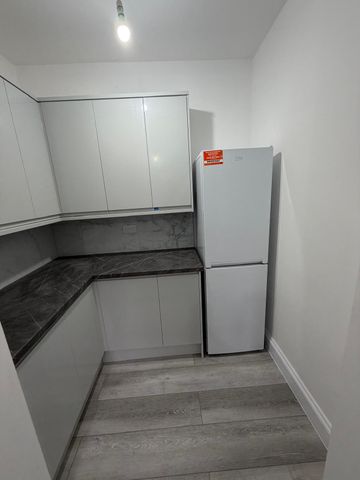 Three bed house off ilford lane ideal for working families- £2500 - Photo 3