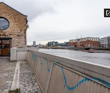 Bed in a twin room in a 2-bedroom flat in Silicon Docks - Photo 6