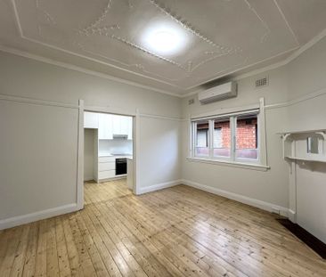 RENOVATED DOUBLE BRICK FAMILY HOME, PRIZED LOACTION WALK TO EVERYWH... - Photo 3