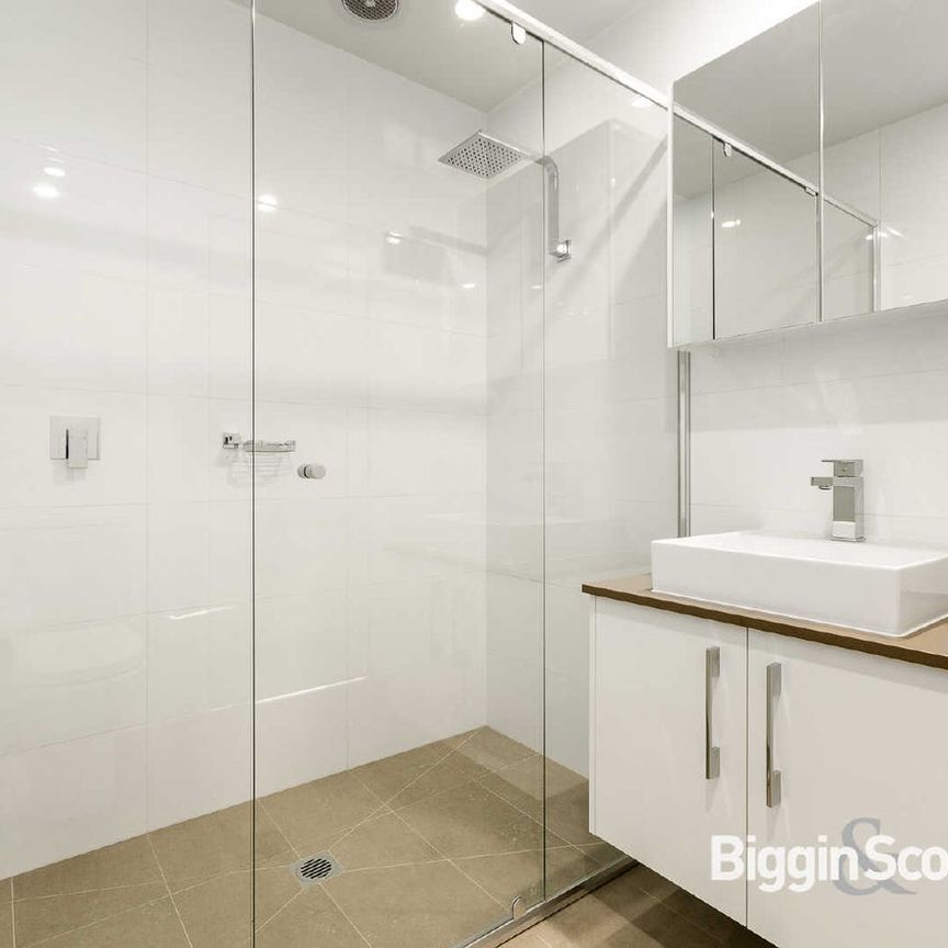 Bright and Modern 2-Bedroom Apartment in Prime Location - Photo 1