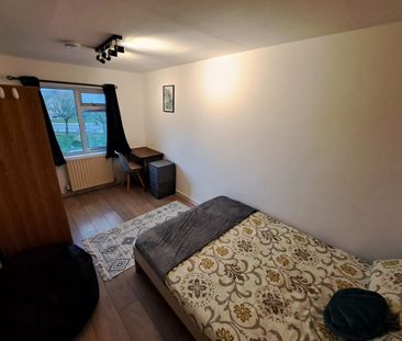 Room in a Shared House, Ettrick St, E14 - Photo 5