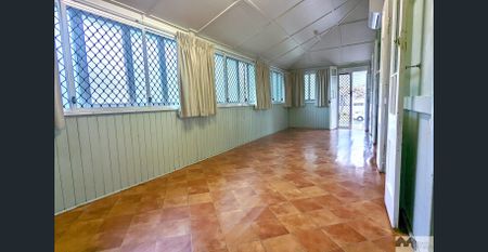 INNER CITY SPACIOUS QUEENSLANDER AVAILABLE NOW - Photo 3