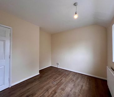 Guide Price £1,900 pcm - Available Now - Part Furnished - Photo 1