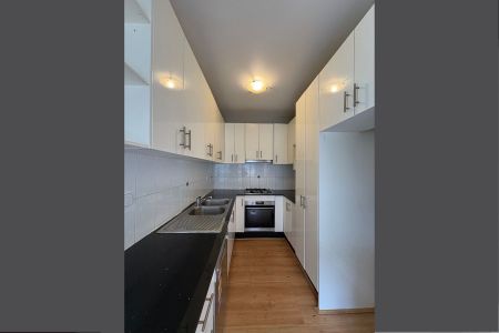 Newly Renovated 2 bedroom house located in quiet street, - Photo 5