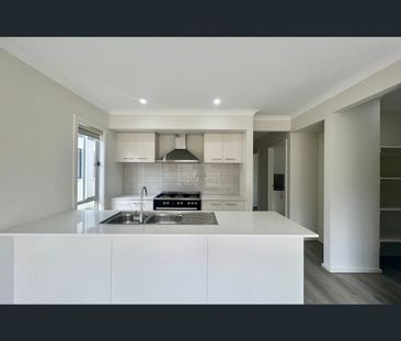 8 Protea Lane, Cobblebank, Vic 3338 - Photo 2