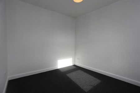 3 bedroom flat to rent - Photo 3