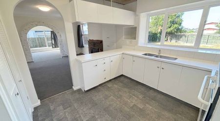 Four Bedrooms in Great Location - Photo 3