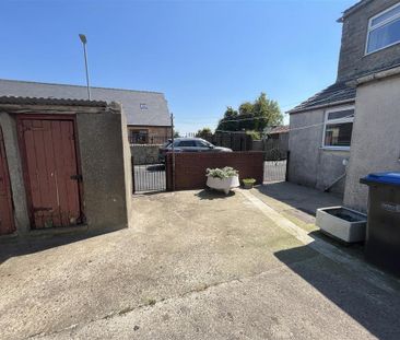 3 bedroom end of terrace house to rent - Photo 2