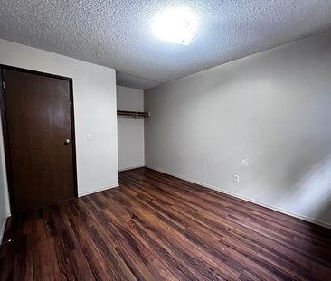 Spacious 2 Bedroom Units in Quiet Innisfail Building!! - Photo 3