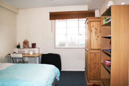 Latymer Court, Hammersmith Road, Hammersmith, London, W6 - Photo 2