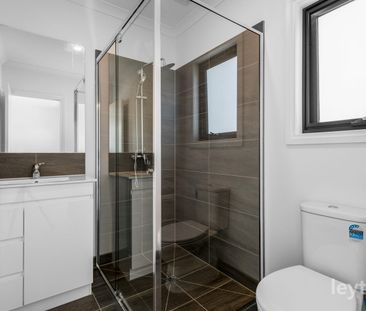 2 Bedroom Modern Townhouse - Photo 2