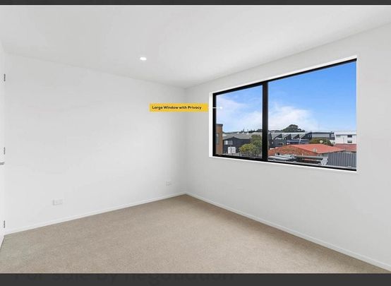 Modern 2-Bedroom Townhouse near central Auckland - Photo 1