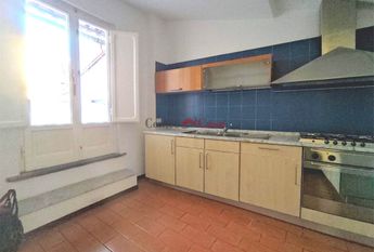 Ampio appartamento con terrazzino libero da metà marzo 2026 !