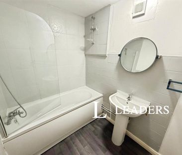 3 bedroom flat to rent - Photo 6