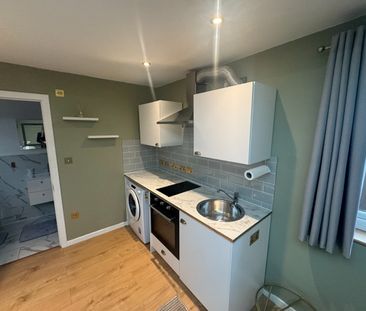 Studio Flat, Tamworth Lane, CR4 - Photo 3