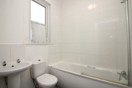 3 Bedroom Mid Terraced House - Photo 3