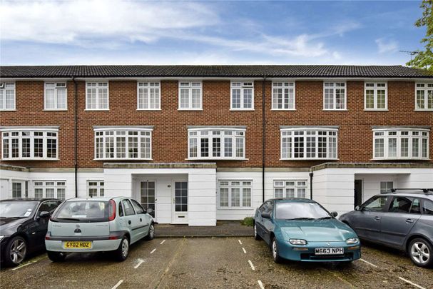 A very well-presented, bright and airy, two bedroom maisonette with car parking for one car the heart of Windsor town centre - Photo 1