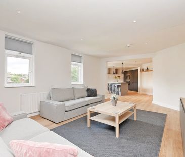 7 Bed Flat, Egerton House, S1 - Photo 2