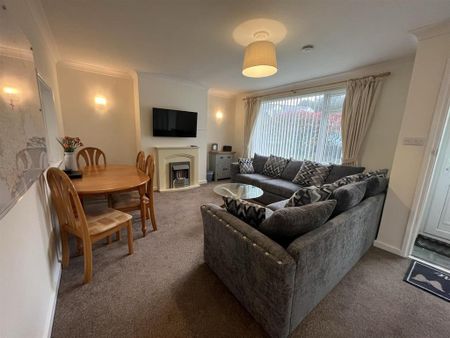 3 bedroom semi-detached bungalow to rent - Photo 2