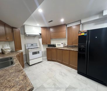 1588 Princelea Place #Lower - Photo 6